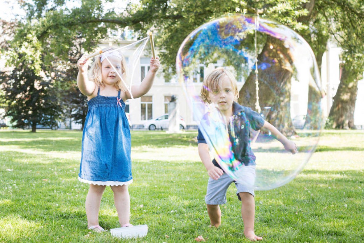 Simpele, maar keiharde fun stuff om te doen met je kinderen, gewoon in je tuin dan nog wel!