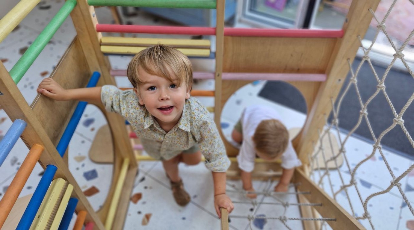 Geen binnenspeeltuinbucht, wél warme koffie en blije kinderen? Yes please!