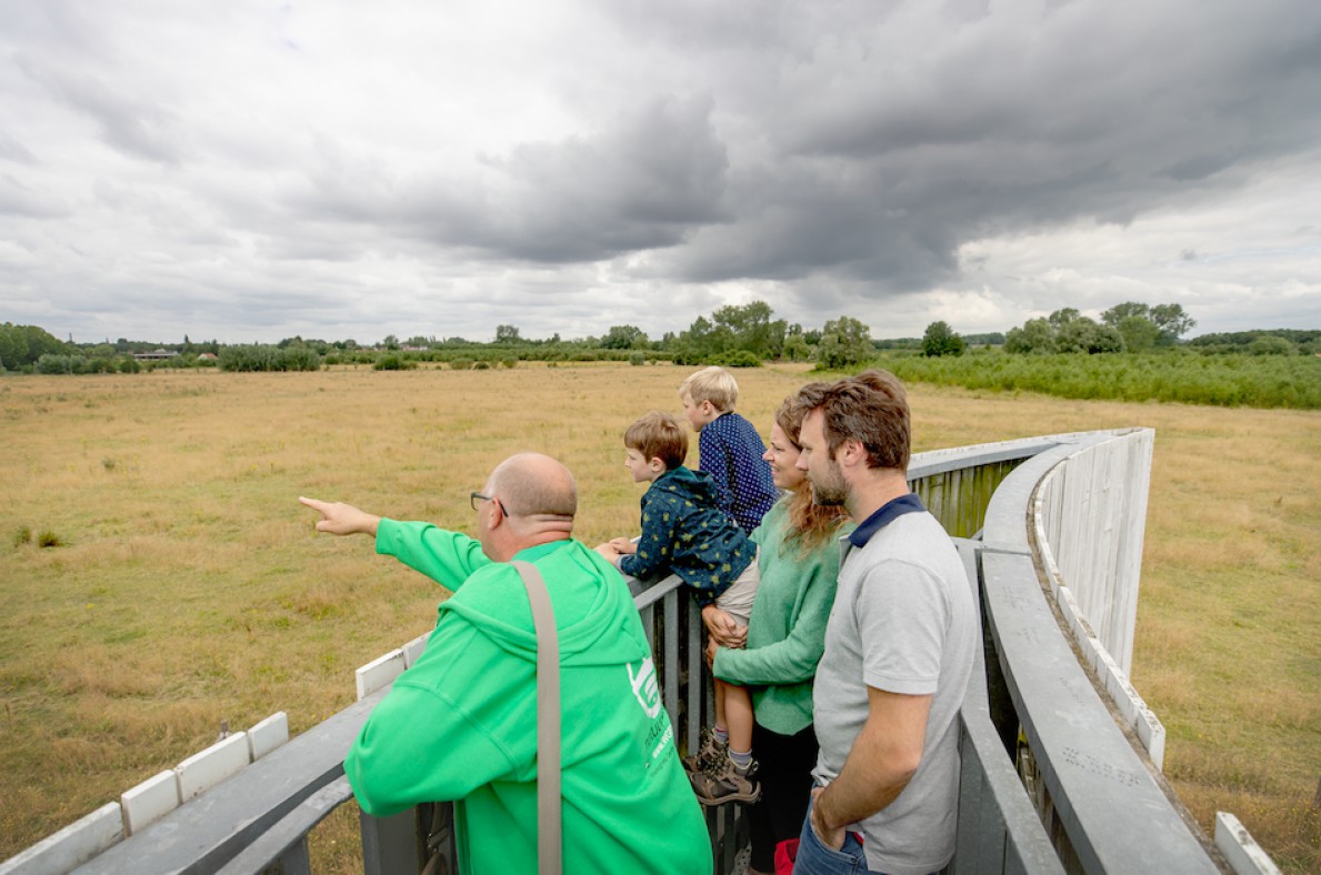 Op blote voeten met je gezin en Luc De Vos wandelen in de Gentbrugse Meersen? Doen!