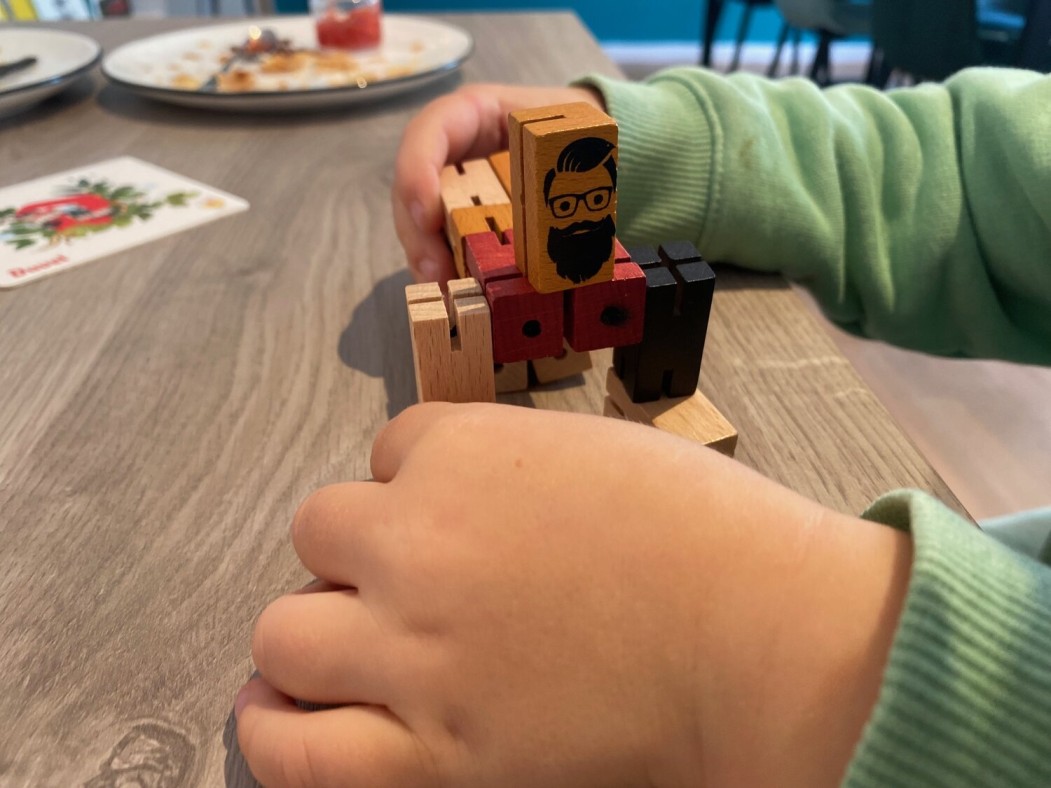 Op café gaan met je kinderen? In dit über gezellige spelletjescafé krijg je flammkuchen en vier-op-een-rij op je bord. Say no more!
