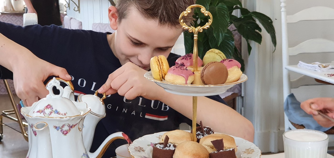 Doe eens van high tea in het oude gemeentehuis van Eindhout. Kasteel KaNeel: helemaal Maison Slash Approved!