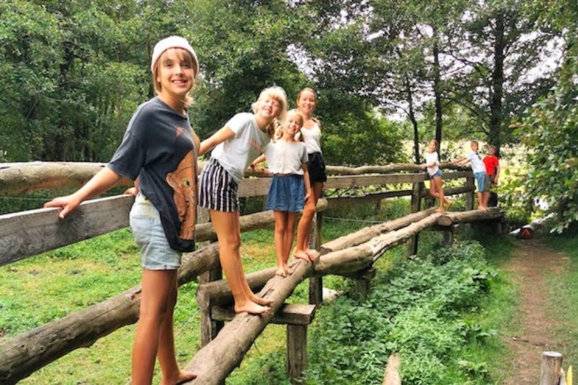 Promenade pieds nus en Wallonie ? C'est rires et boue au rendez-vous !