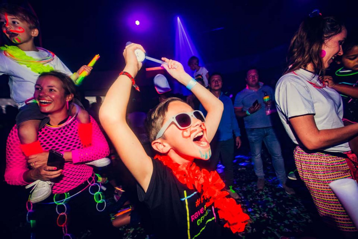 Met deze partyproof carnavaloutfits, straal jij ook op de Family Rave Party!