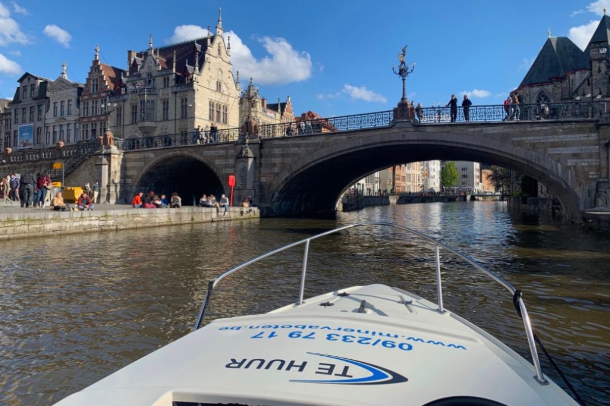Bateau au centre de Gand