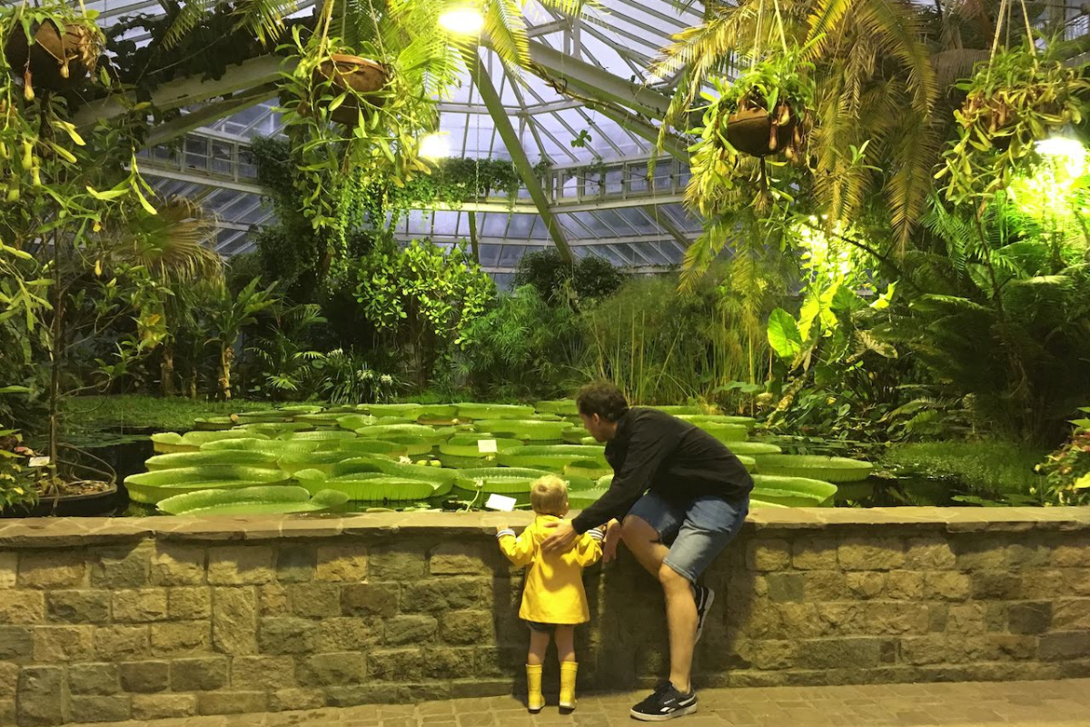 pere et fille devant un lac 