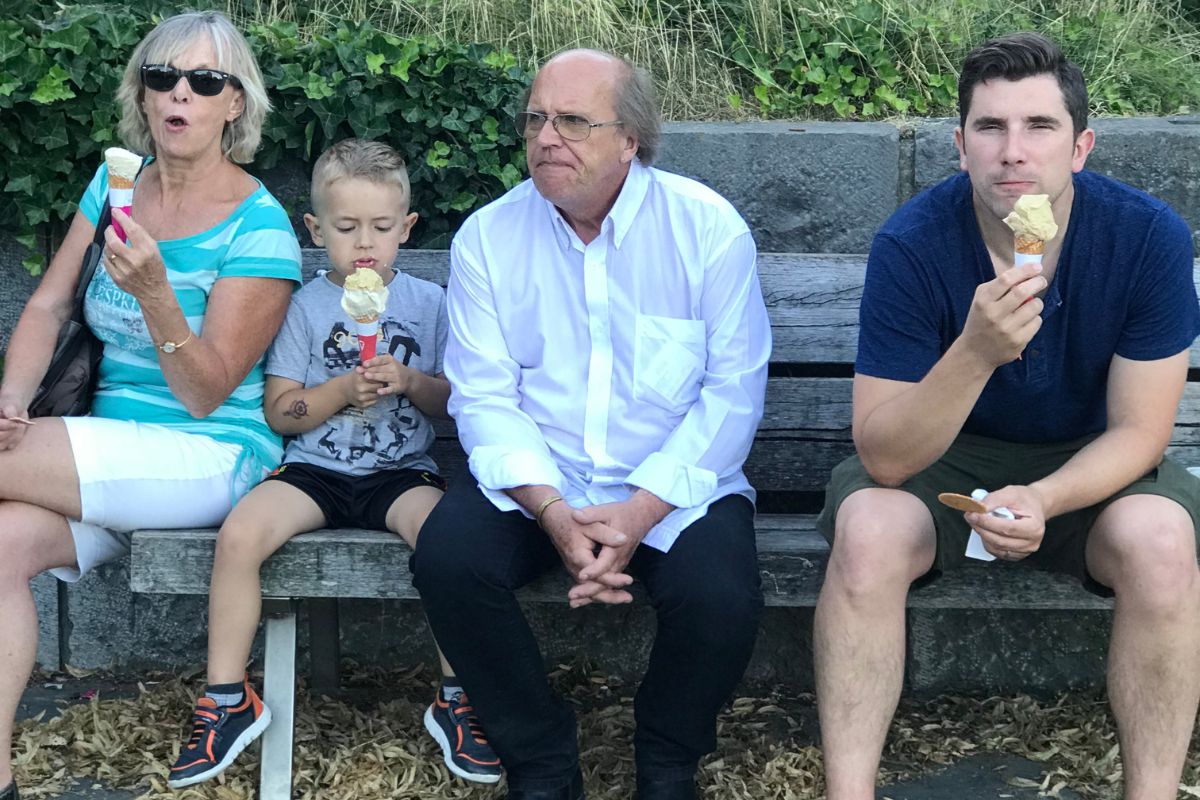 famille qui mange une glace sur un banc